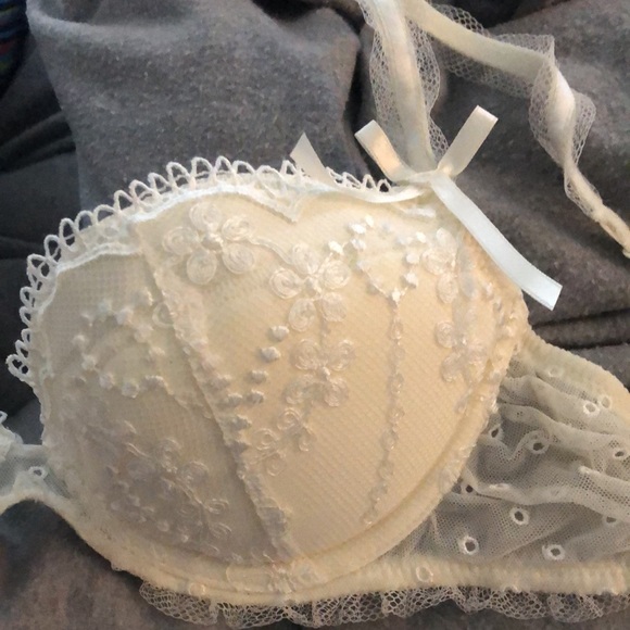 Chantelle Bra with delicate lace + embroidery - Picture 6 of 6